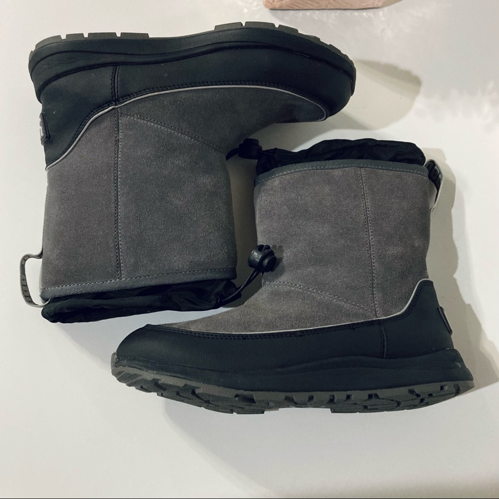 Ugg Unisex Youth Kirby Gray Waterproof Pull On Suede Boots Size 3 - Picture 2 of 8